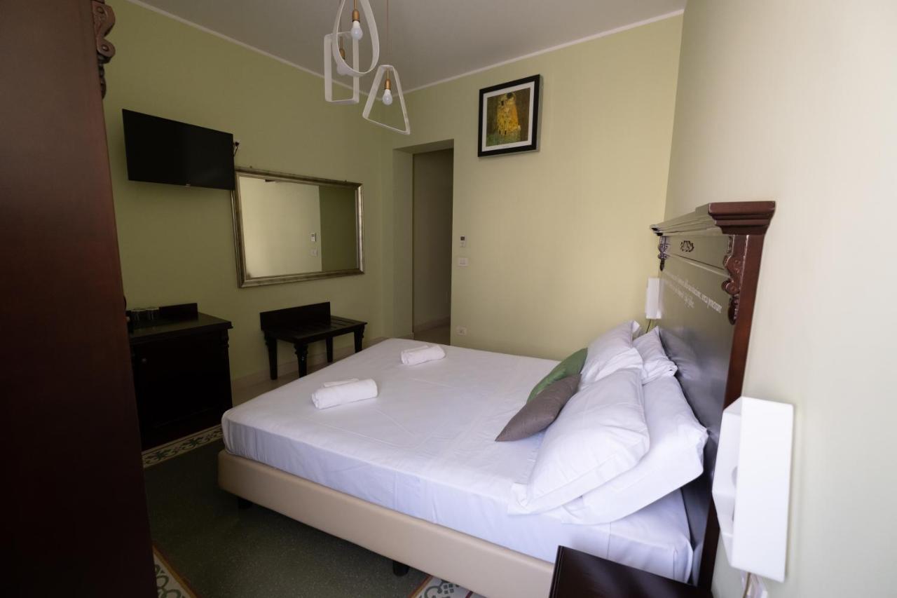 Hotel Borgo Di Ciaula Санта Флавия Екстериор снимка