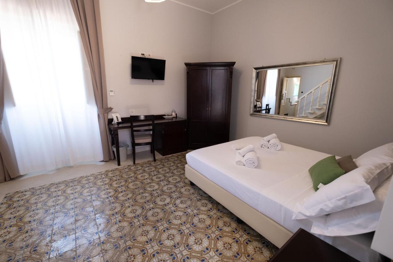 Hotel Borgo Di Ciaula Санта Флавия Екстериор снимка
