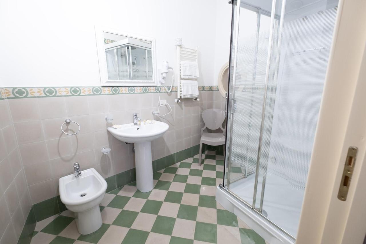 Hotel Borgo Di Ciaula Санта Флавия Екстериор снимка